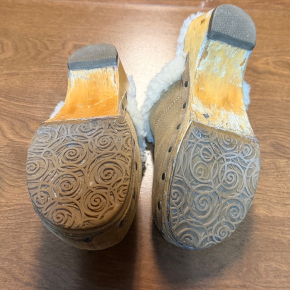 Vintage Ugg Tan Sheepskin Lined Wood Soled Clogs size 7/38 - Picture 4 of 16